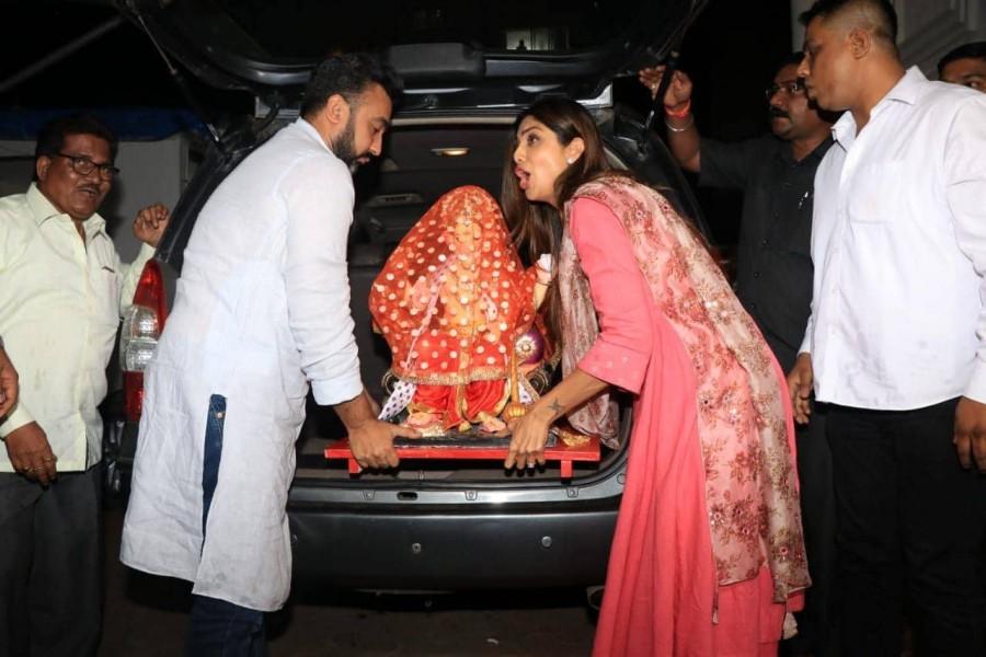 Shilpa Shetty is all smiles as she welcomes Lord Ganpati with husband Raj Kundra Shilpa Shetty,Shilpa Shetty and Raj Kundra,Raj Kundra,Ganesh Chaturthi 2018,Ganesh Chaturthi,Shilpa Shetty welcomes Lord Ganpati,Lord Ganpati