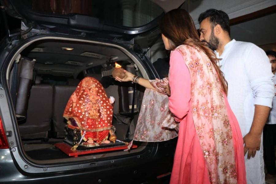Shilpa Shetty is all smiles as she welcomes Lord Ganpati with husband Raj Kundra Shilpa Shetty,Shilpa Shetty and Raj Kundra,Raj Kundra,Ganesh Chaturthi 2018,Ganesh Chaturthi,Shilpa Shetty welcomes Lord Ganpati,Lord Ganpati