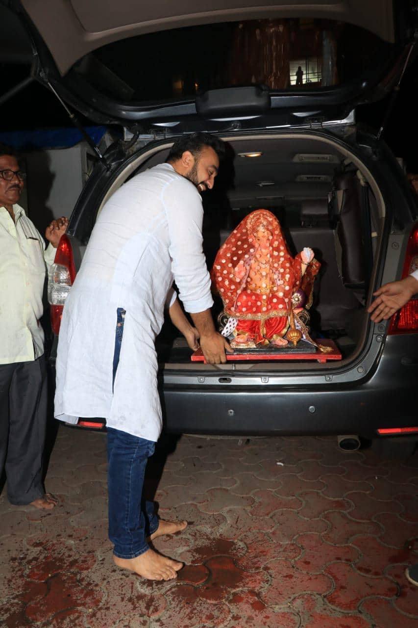 Shilpa Shetty is all smiles as she welcomes Lord Ganpati with husband Raj Kundra Shilpa Shetty,Shilpa Shetty and Raj Kundra,Raj Kundra,Ganesh Chaturthi 2018,Ganesh Chaturthi,Shilpa Shetty welcomes Lord Ganpati,Lord Ganpati