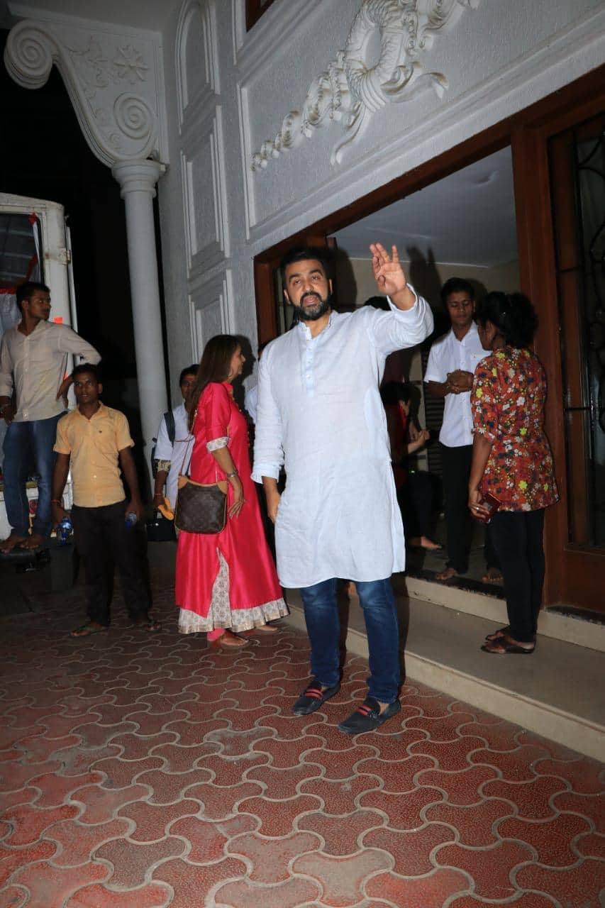 Shilpa Shetty is all smiles as she welcomes Lord Ganpati with husband Raj Kundra Shilpa Shetty,Shilpa Shetty and Raj Kundra,Raj Kundra,Ganesh Chaturthi 2018,Ganesh Chaturthi,Shilpa Shetty welcomes Lord Ganpati,Lord Ganpati