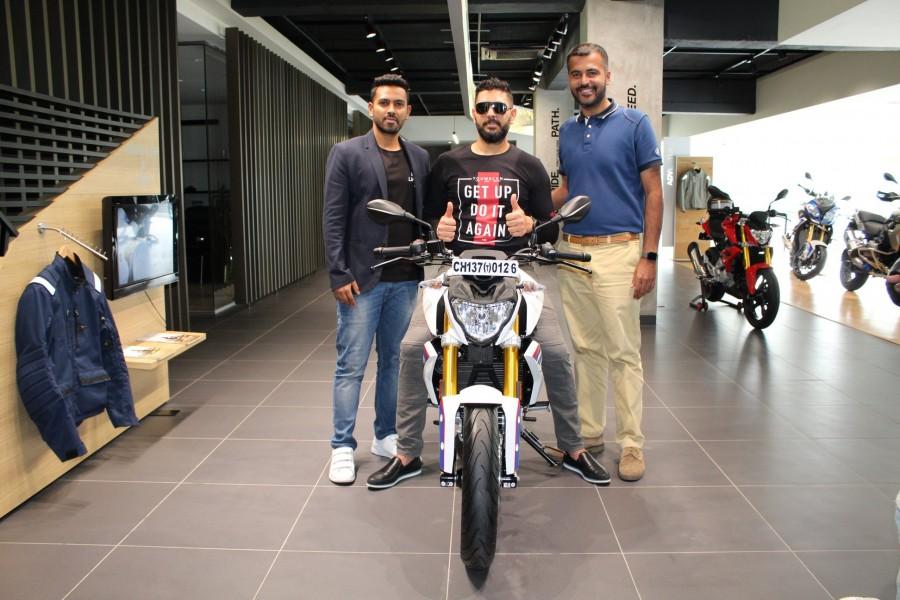 Yuvraj Singh buys BMW G 310 R motorcycle Yuvraj Singh,Yuvraj Singh buys BMW G 310 R,BMW G 310 R,BMW G 310 R pics,BMW G 310 R images,BMW G 310 R stills,BMW G 310 R pictures,BMW G 310 R photos