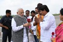 PM Narendra Modi being welcomed by the dignitaries on his arrival at Indore