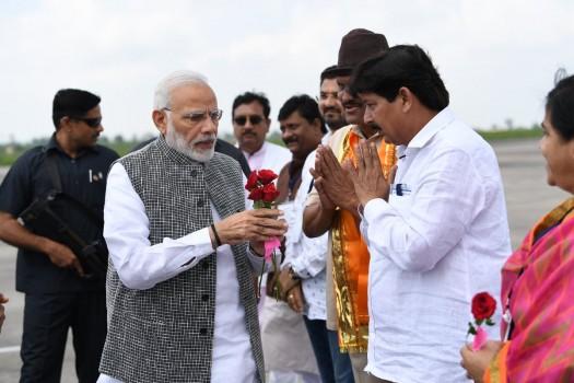 PM Narendra Modi being welcomed by the dignitaries on his arrival at Indore