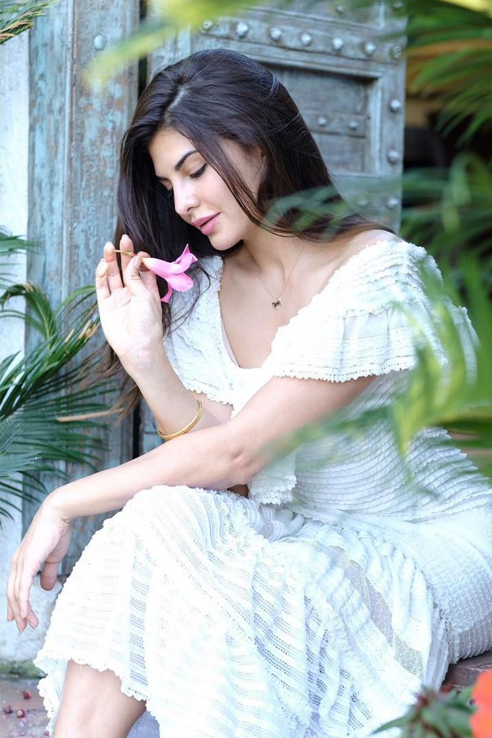 Jacqueline Fernandez lights up the California city with her simple and natural look Jacqueline Fernandez,Jacqueline Fernandez in California,Jacqueline Fernandez gala time,Jacqueline Fernandez natural look,Jacqueline Fernandez simple look,Jacqueline Fernandez instagram,Jacqueline Fernandez instagram pics,Jacqueline Fernandez new pics