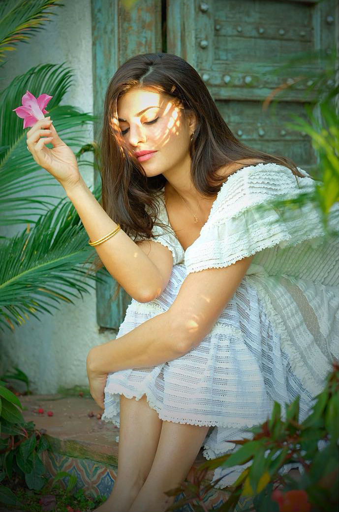 Jacqueline Fernandez sizzles with her simple and natural look Jacqueline Fernandez,Jacqueline Fernandez in California,Jacqueline Fernandez gala time,Jacqueline Fernandez natural look,Jacqueline Fernandez simple look,Jacqueline Fernandez instagram,Jacqueline Fernandez instagram pics,Jacqueline Fernandez new pics