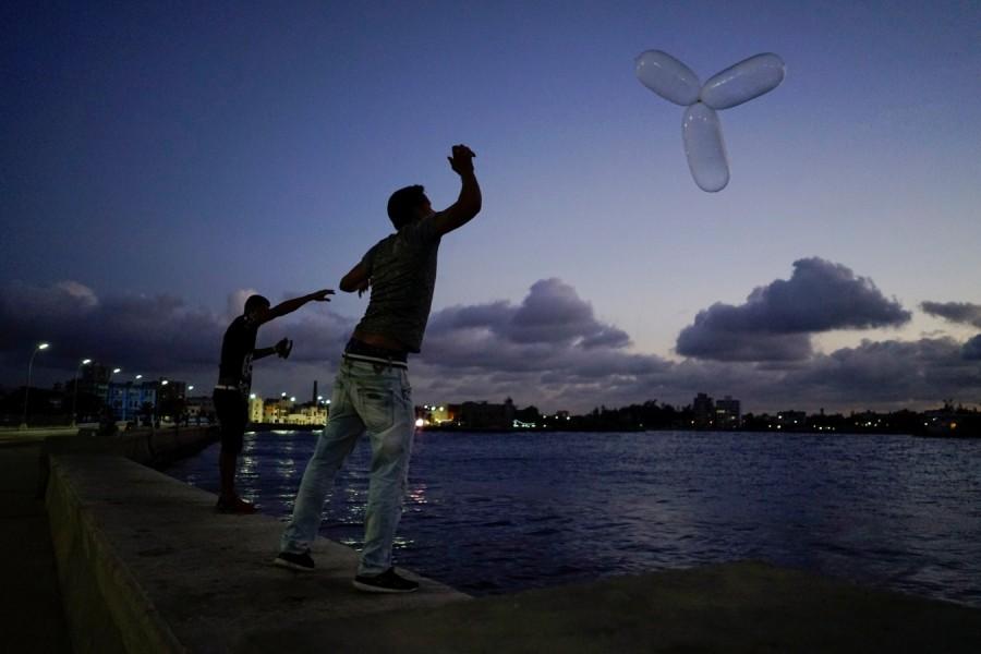 Welder Heriberto Lopez throws inflated condoms for fishing From fishing to tying hair,Condom Uses,Condom Use,Condom Use Goes Far Beyond Sex,condom usage,Cuba goes far beyond sex