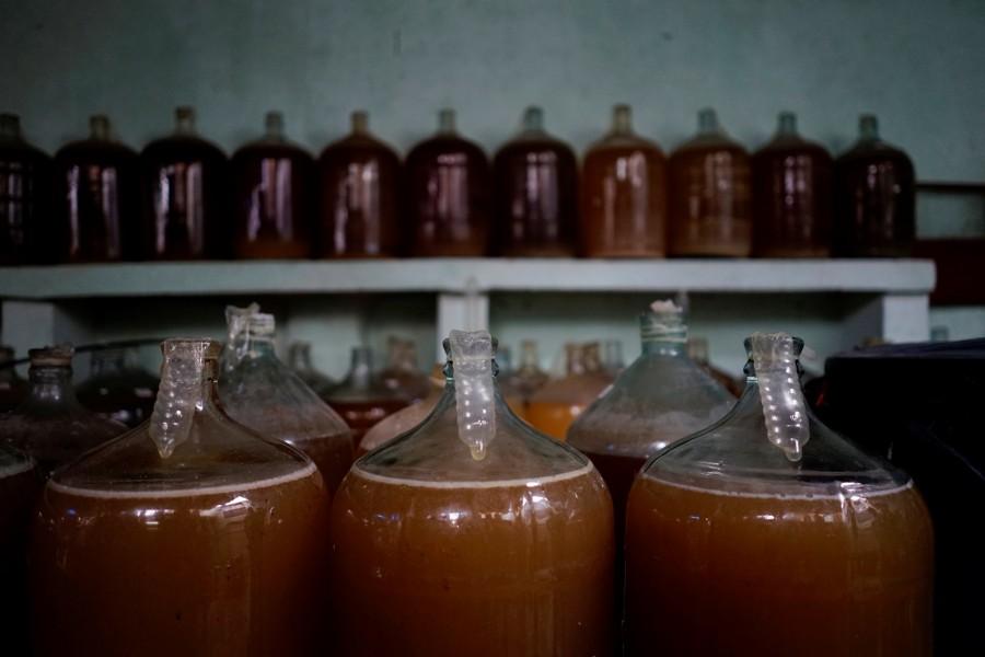 Condoms used in the process of wine production From fishing to tying hair,Condom Uses,Condom Use,Condom Use Goes Far Beyond Sex,condom usage,Cuba goes far beyond sex