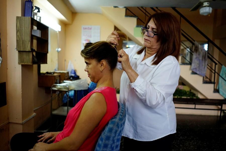 Stylist Sandra Hernandez uses a condom as hairbands From fishing to tying hair,Condom Uses,Condom Use,Condom Use Goes Far Beyond Sex,condom usage,Cuba goes far beyond sex