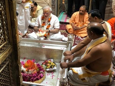 PM Modi offers prayers at Kashi Viswanath temple