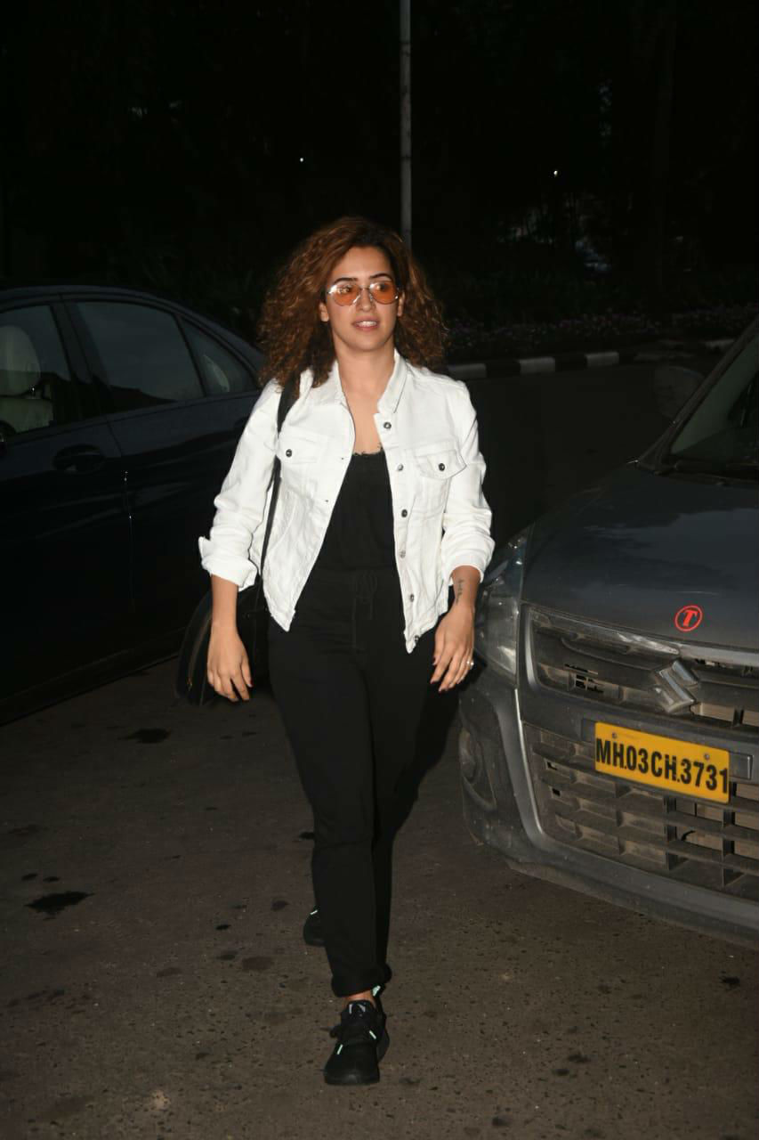 Actress Sanya Malhotra spotted wearing Pataakha pants Sanya Malhotra,actress Sanya Malhotra,dangal actress Sanya Malhotra,Sanya Malhotra wearing Pataakha pants,Sanya Malhotra promotes Pataakha pants,Pataakha pants,Pataakha pants pics,Pataakha pants images,Pataakha pants stills